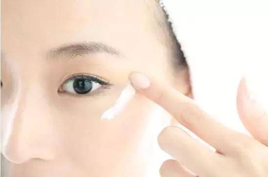 秋季皮膚干燥，從根源解決缺水、起皮、卡粉難題